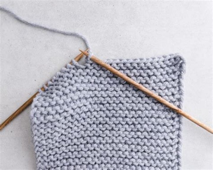 How do you knit a scarf with a pencil?
